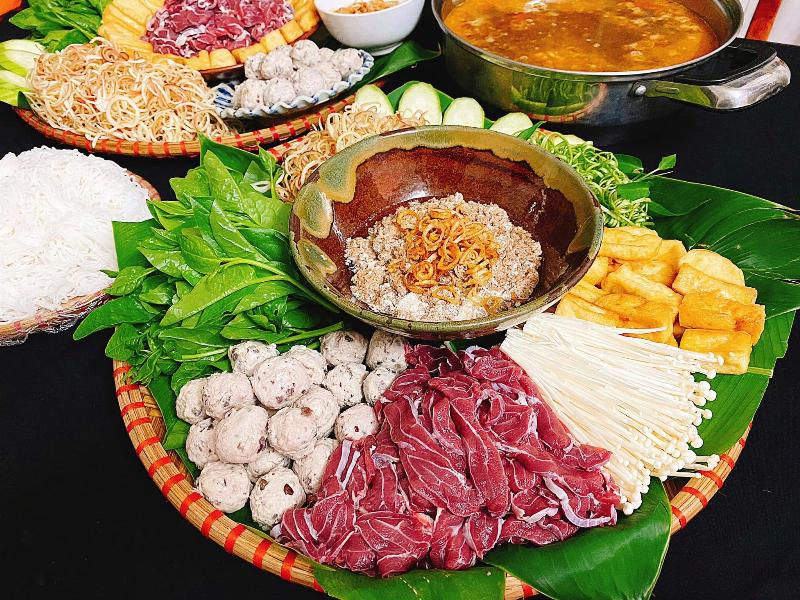 Cá chình làm món gì ngon với nồi lẩu cá chình măng chua sôi sùng sục, đầy đặn